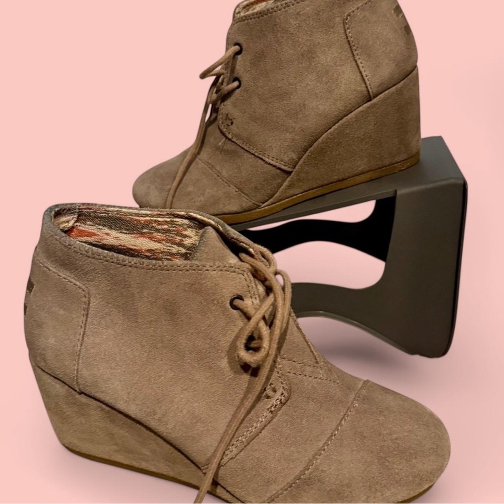 TOMS Tan suede wedge ankle boots with lace up front and side zipper #ankleboots